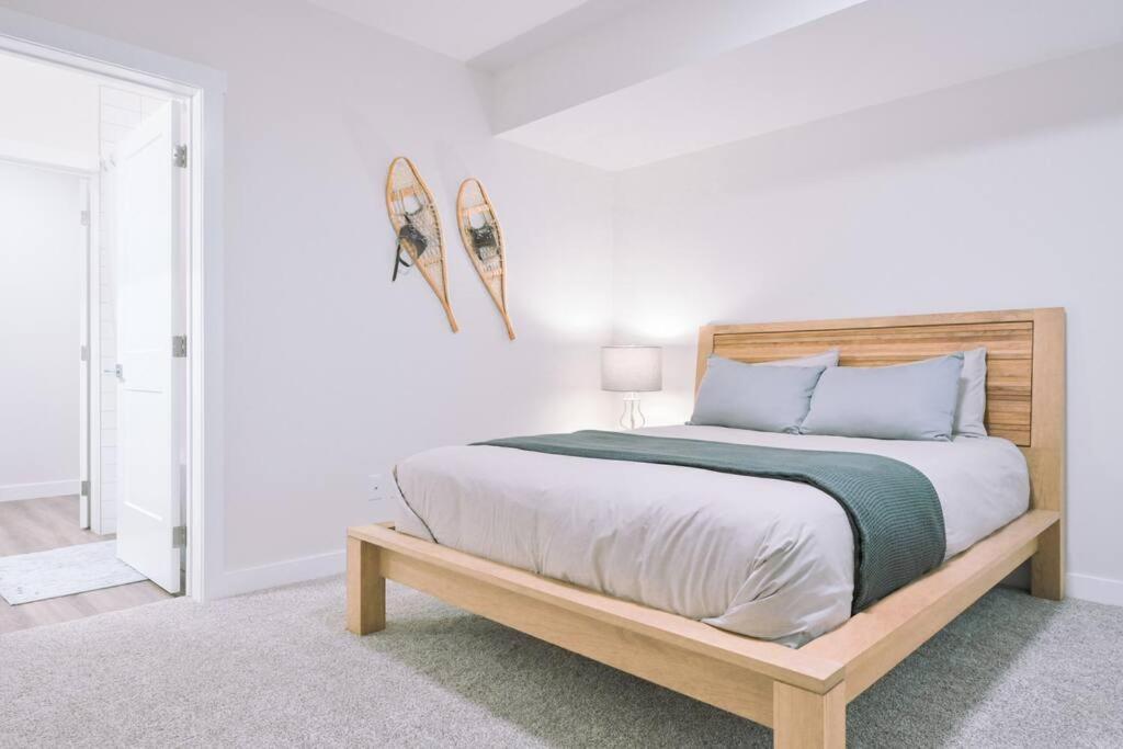 Oasis Getaway, Mins To Lake, King Bed, Dbl Garage Invermere Kültér fotó