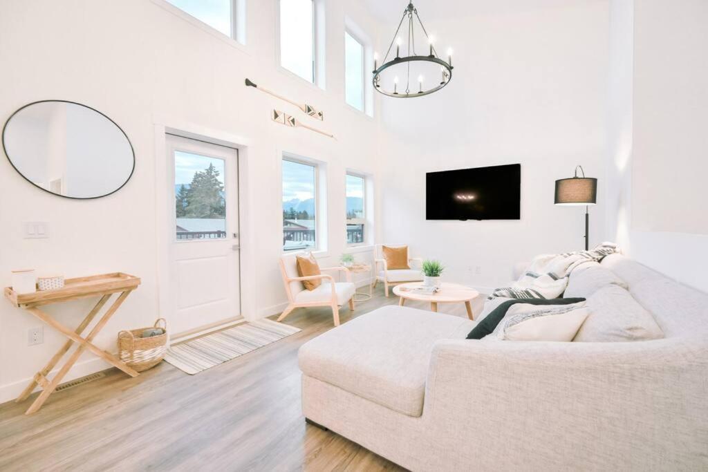 Oasis Getaway, Mins To Lake, King Bed, Dbl Garage Invermere Kültér fotó